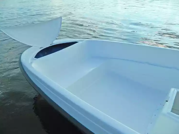Стеклопластиковая лодка Пингвин с консолью (тримаран) в Севастополе