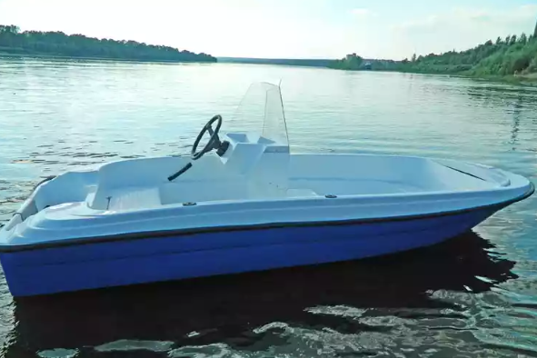 Стеклопластиковая лодка Пингвин с консолью (тримаран) в Севастополе