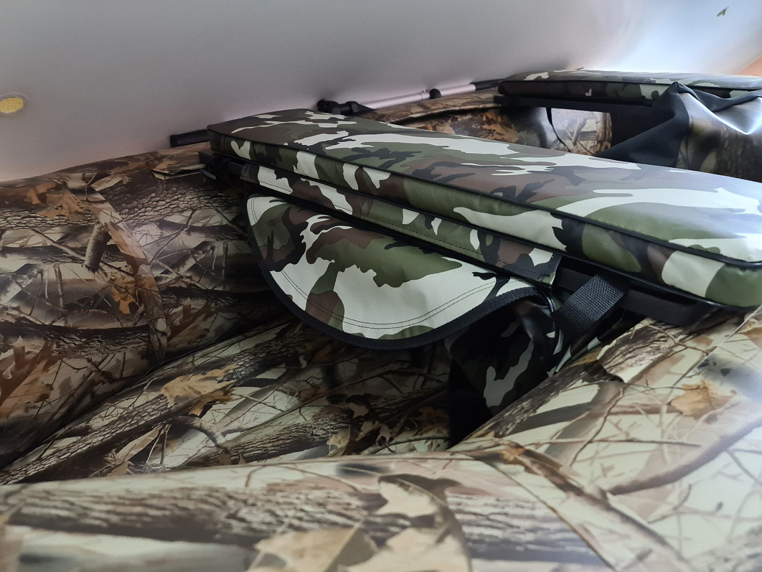 КОМПЛЕКТ МЯГКИХ НАКЛАДОК С СУМКОЙ ДЛЯ ЛОДОК 80Х20 КАМУФЛЯЖ в Севастополе